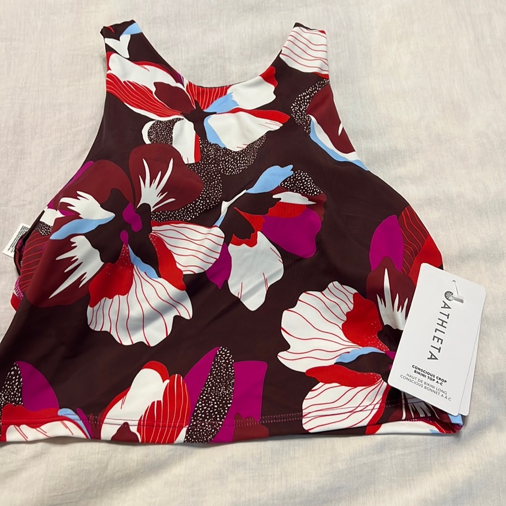 NWT Athleta tank swim top. Size Large. Removable cups.